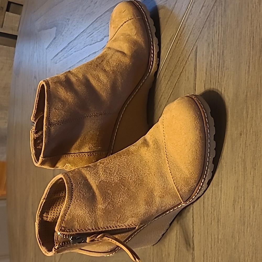 Tom's suede wedge bootie